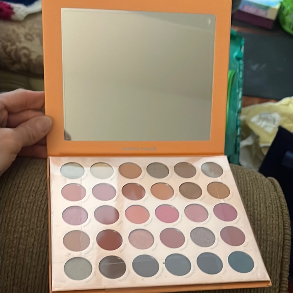 Kara Duo’s Gentle Teaser 30 color Eyeshadow Pallet NEW